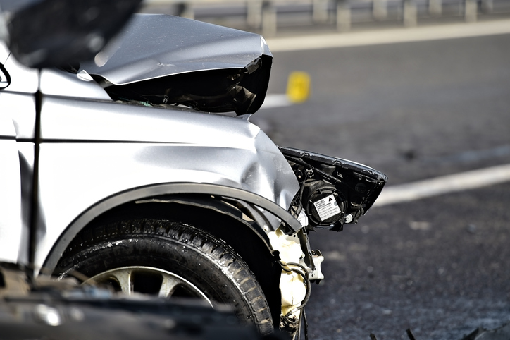 Stark beschädigte Fahrzeugfront nach einem Verkehrsunfall auf der Straße